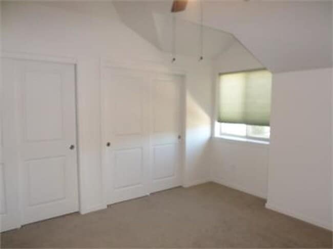 Building Photo - Stunning town home in the Ridgeview Place ...