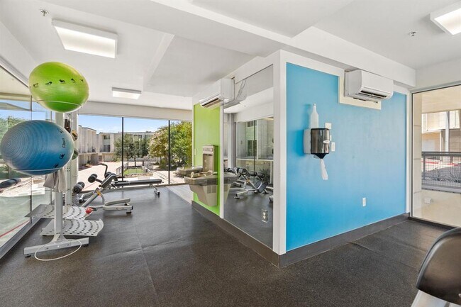 Building Photo - 604 N Bluff Dr