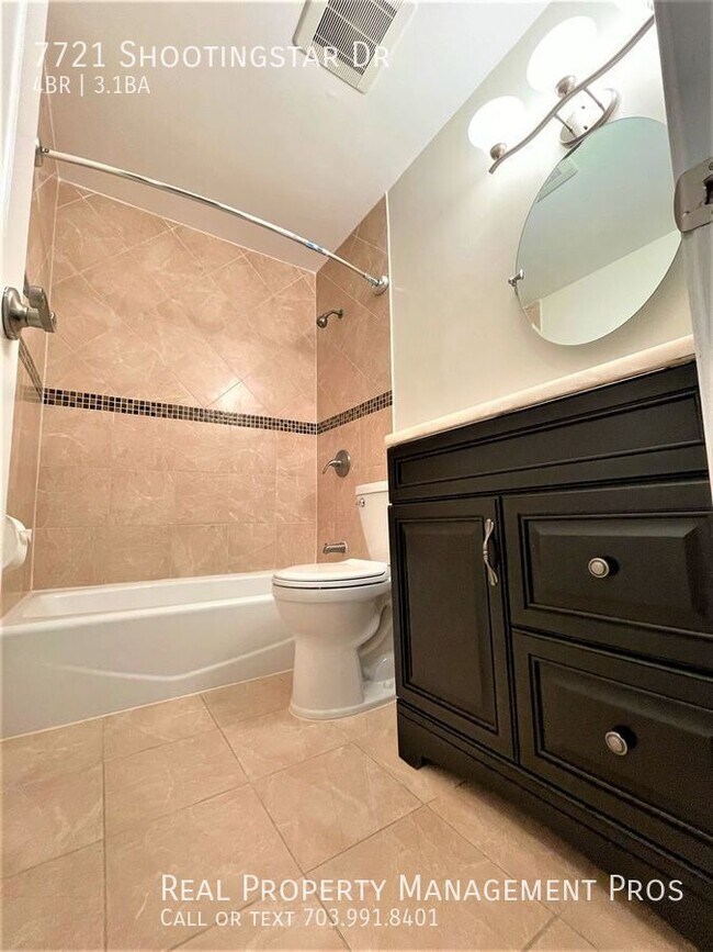 Building Photo - COMPLETLEY UPDATE!!   LARGE 4 BEDROOM 3.5 ...