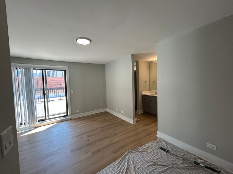 Building Photo - 1214 N La Salle Dr
