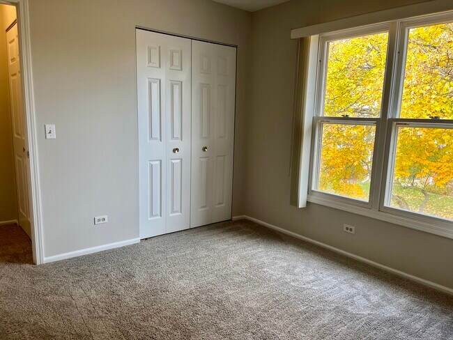 Building Photo - 240 Southwick Ct