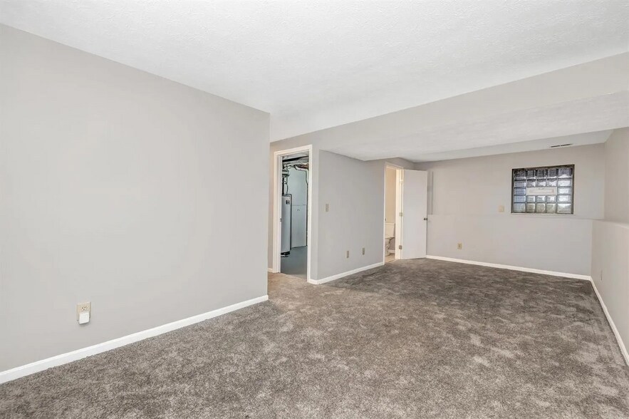 Building Photo - 915 Venetian Ter