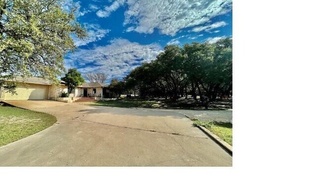 Building Photo - 1045 Hidden Hills Dr