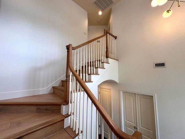 Building Photo - Two Story 3 Bedrooms 2.5 Bathrooms Home for Rent in Prime East of Austin Location, nearby Muller ...