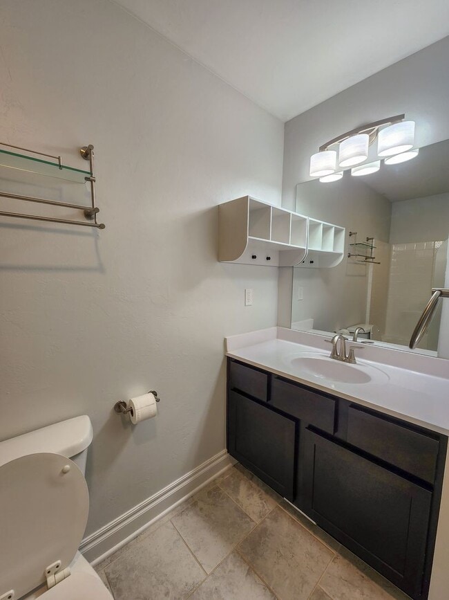 Building Photo - 3 bed, 2 bath home in Shawnee!