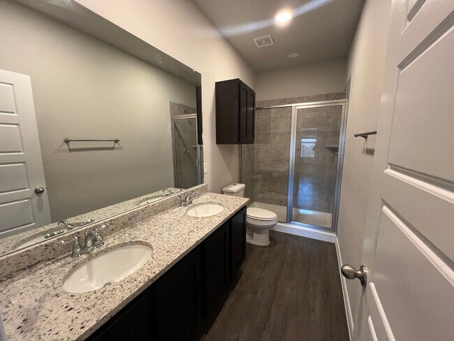 Building Photo - Luxury 3/2 Duplex in Seguin, Texas