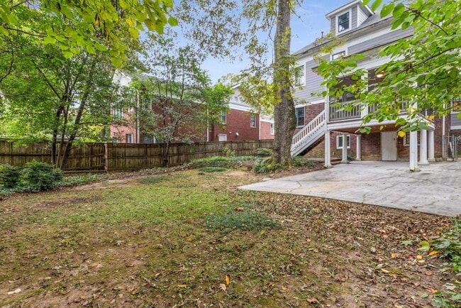 Building Photo - 656 Yorkshire Rd NE