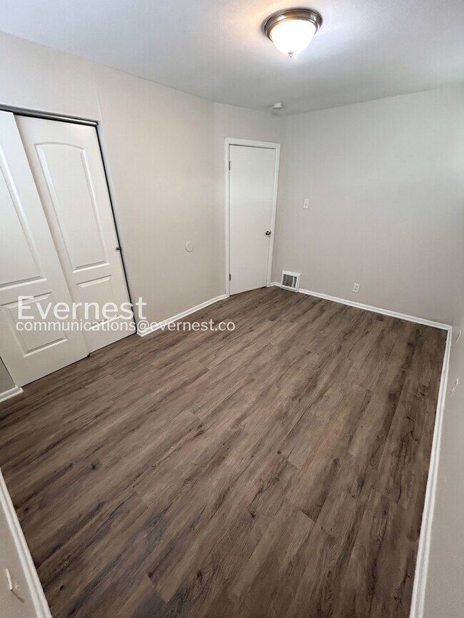 Building Photo - 3 Bed/1 Bath Home with Fenced Yard / Pet-Friendly / Vouchers Accepted / Coming Soon!