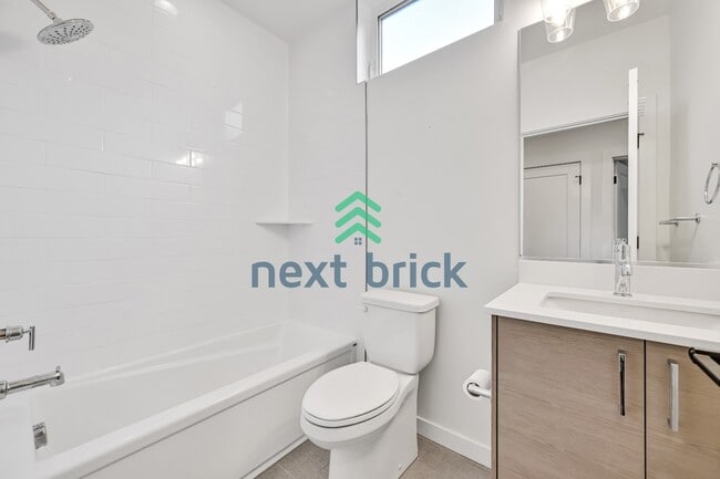 Building Photo - Charming 2-Bed, 2-Bath Townhouse Retreat in Seattle's Vibrant Heart – 1100 Sq Ft of Modern Living!