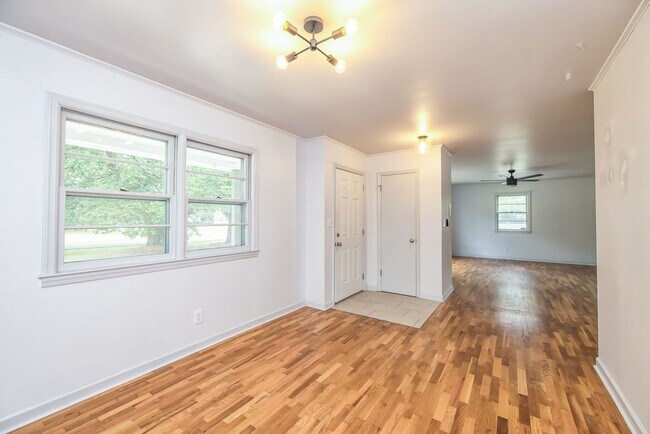 Building Photo - 9 Castlewood Dr