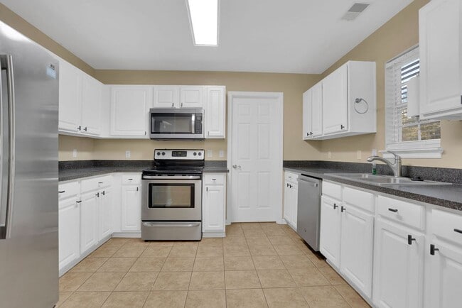 Building Photo - 3 bedroom 2 1/2 bath with loft