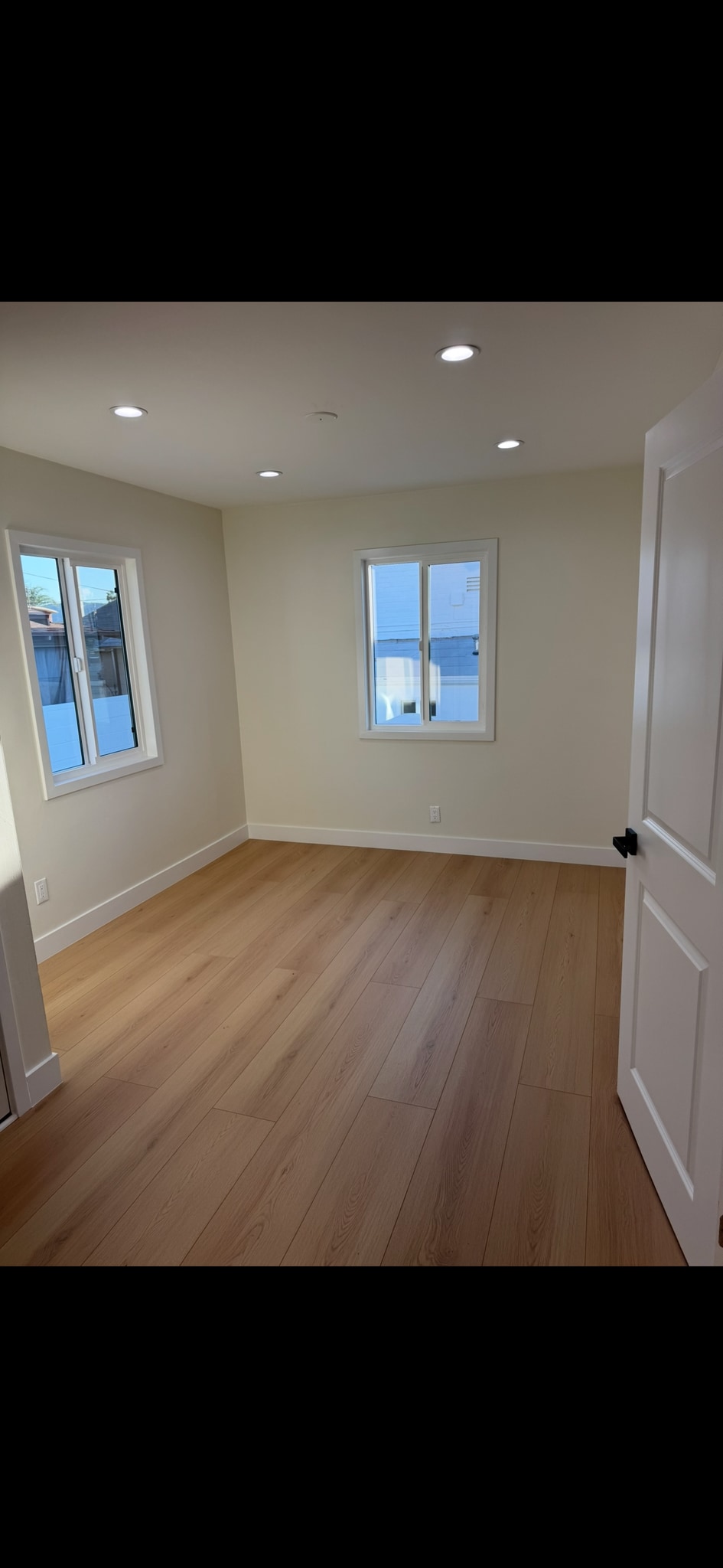 Building Photo - 1939 W Glenoaks Blvd