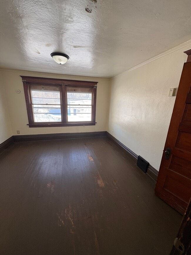 Building Photo - 3 bedroom 1 bathroom single family home