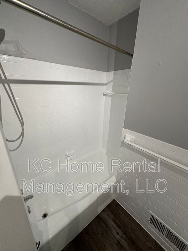 Building Photo - 209 NW Highland Ln