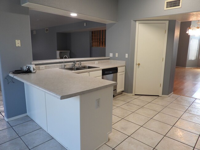 Building Photo - THIS HOME IS FOR LEASE UNTIL 8/31/2026 SHORT TERM.
