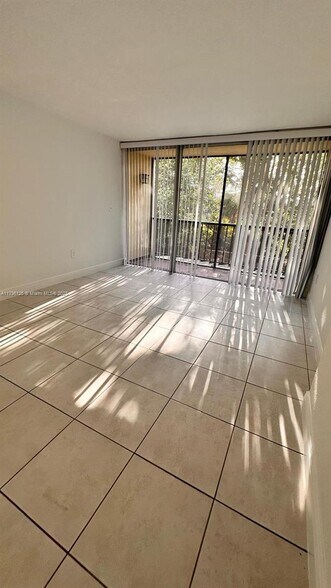 Building Photo - 8870 Fontainebleau Blvd