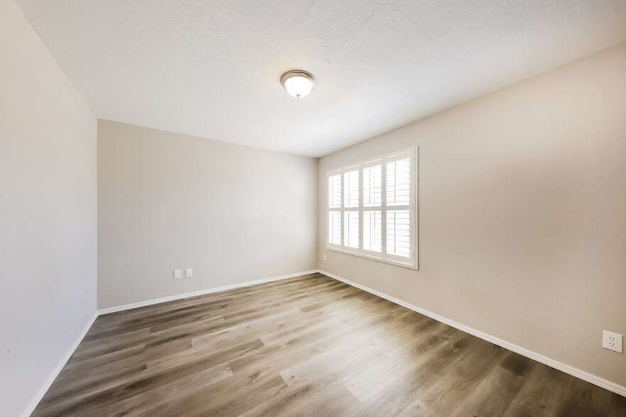 Building Photo - 8842 W Grovers Ave