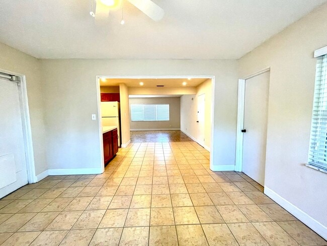 Building Photo - Cute 2/1.5 Quaint Bungalow with Single Garage in Winter Park right off Lee Road!