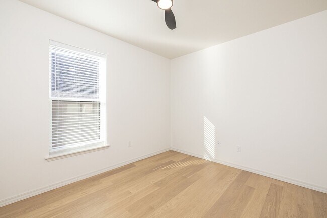 Building Photo - 1115 N Leverett Ave