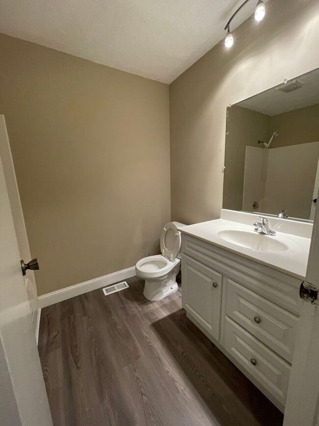 Building Photo - 3 bed, 2.5 bath, 2 car garage split foyer home in West Knoxville