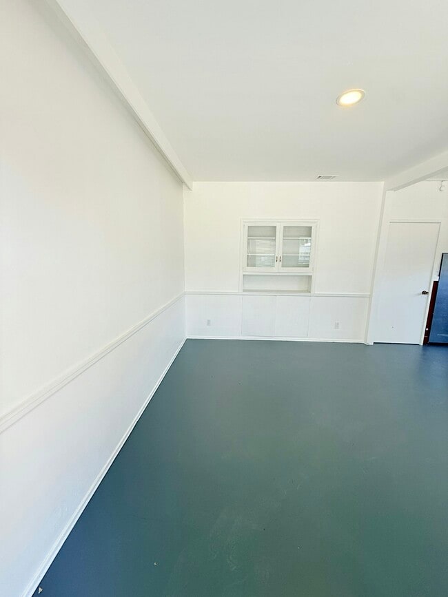 Building Photo - 619 W Cypress Ave