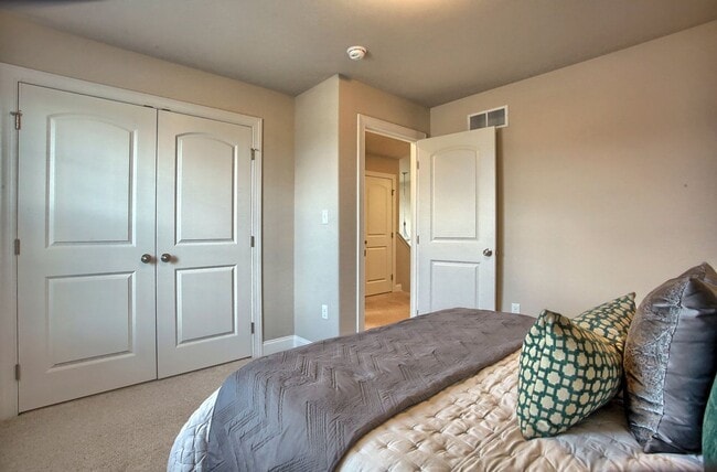 Building Photo - 3/BR luxury carriage home for rent FULLY FURNISHED