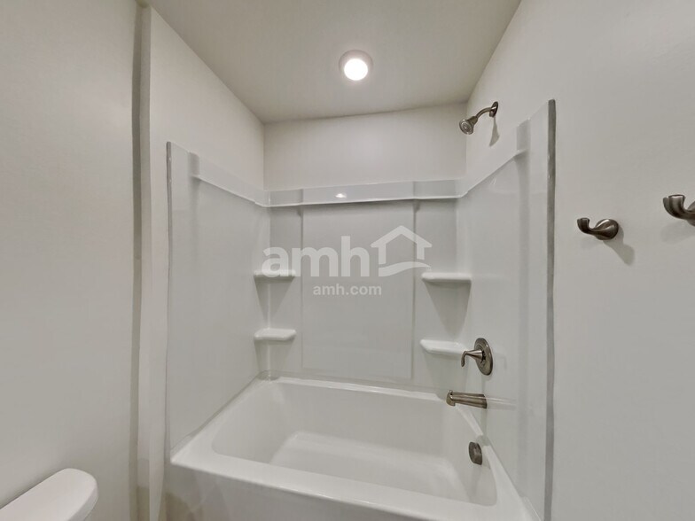 Building Photo - 564 Rivermist Dr