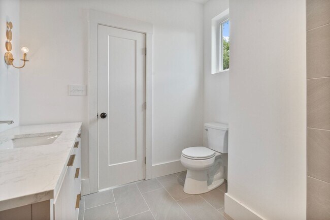 Building Photo - 129 French St