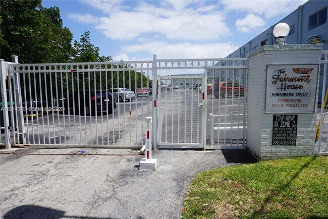 Building Photo - 2700 NE 135th St