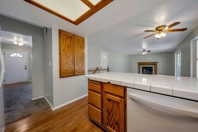 Building Photo - Spacious Sandy Rambler w 2 car attached