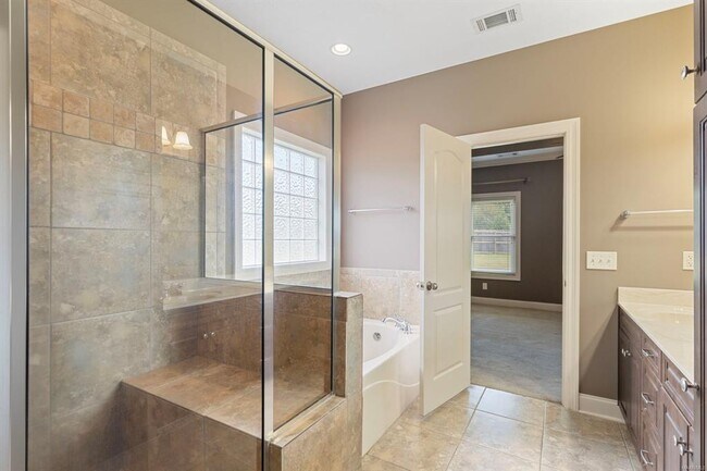 Building Photo - 704 Briarcliff Pl
