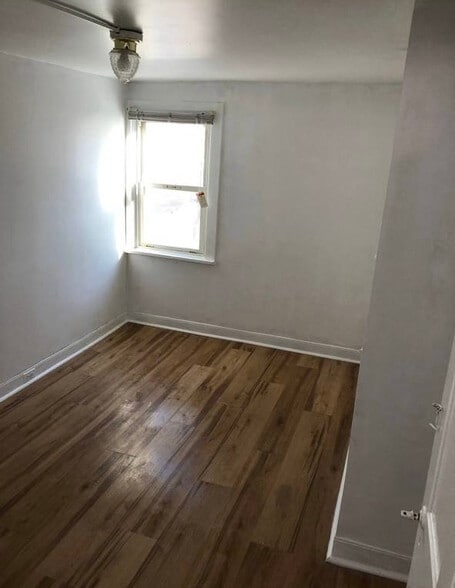 Building Photo - 618 Centre St