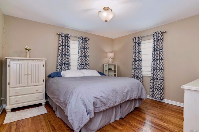 Building Photo - Gorgeous Home in Great Neighborhood! Licen...
