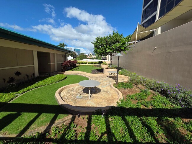 Building Photo - Immaculate Contemporary Living in Kaka‘ako- 2 bedroom, 2 bathroom, 1 covered parking stall, and I...