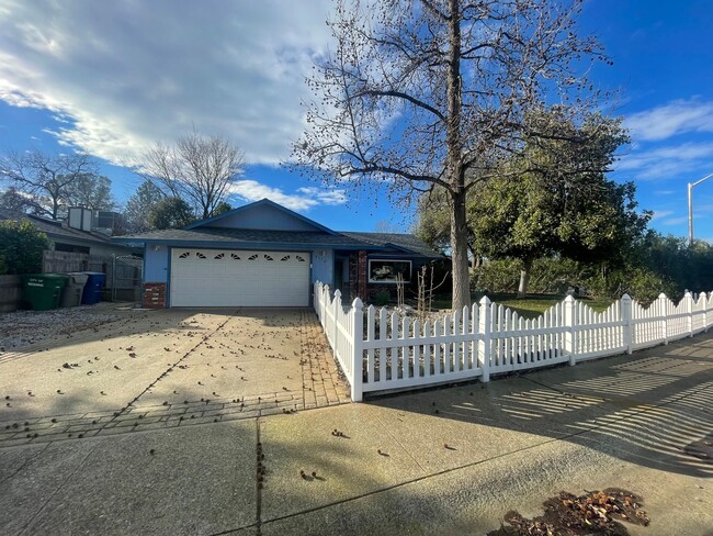 Building Photo - Charming Home off Shasta View!