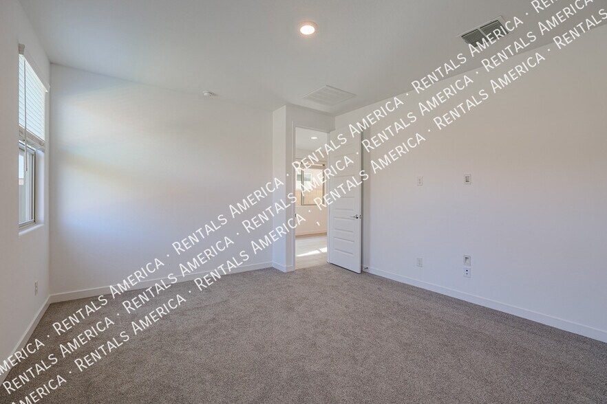 Building Photo - 9002 W Rancho Dr