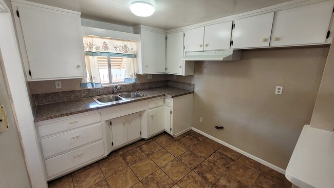 Building Photo - NOW AVAILABLE! 2 Bedroom back house in His...