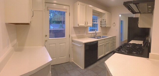 Building Photo - Wonderful Kenilworth location! Lovely land...