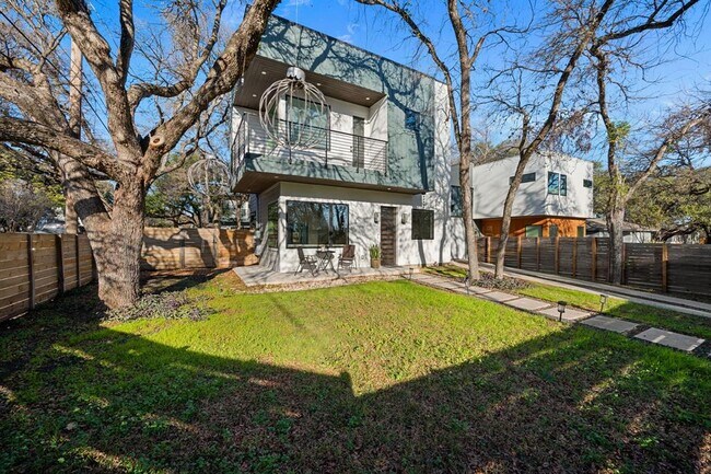 Building Photo - 910 Nalide St
