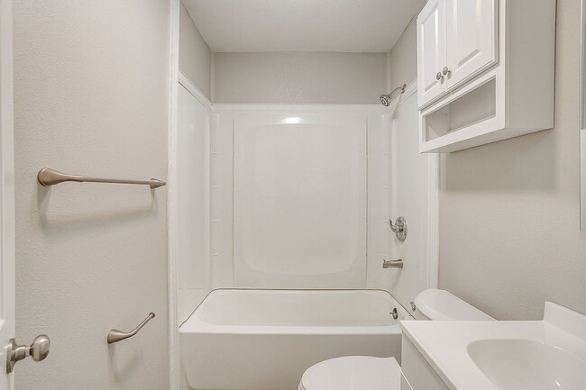 Building Photo - Remodeled 2 Bed 1 Bath Home Ready for New ...