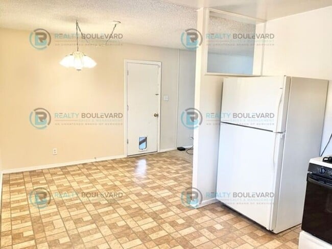 Building Photo - Move In Special: 1/2 Month Free! Cozy 3-Be...