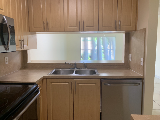 Building Photo - 8431 Royal Palm Blvd