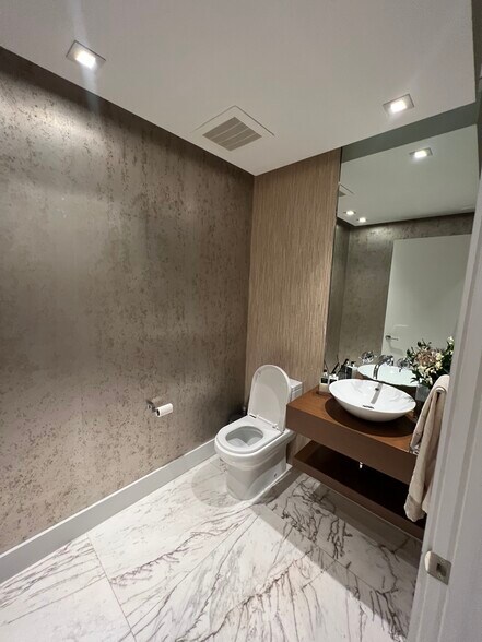 Building Photo - 21205 Yacht Club Dr