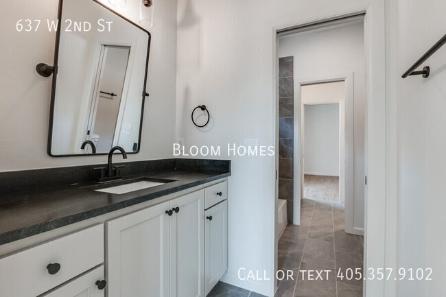 Building Photo - 637 W 2nd St