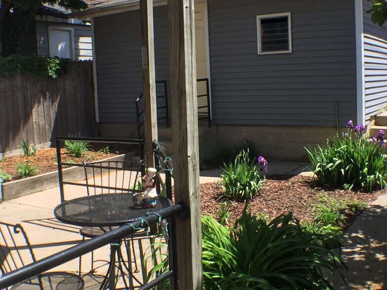 PRIVATE PATIO/YARD - 2529 N Marshfield Ave