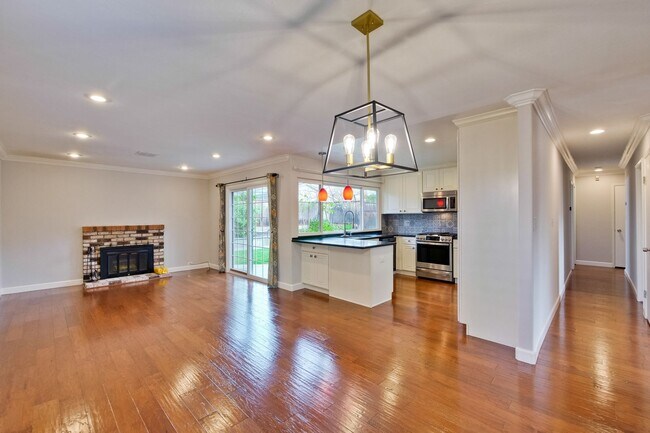 Building Photo - Warm and Inviting 3 bedroom, 2 Bath Home