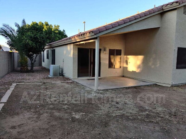 Building Photo - 493 E Cantebria Dr