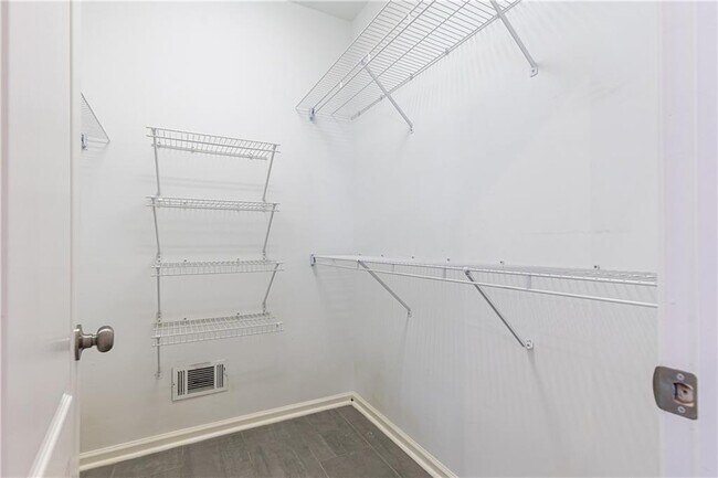 Building Photo - 9360 Nesbit Lakes Dr