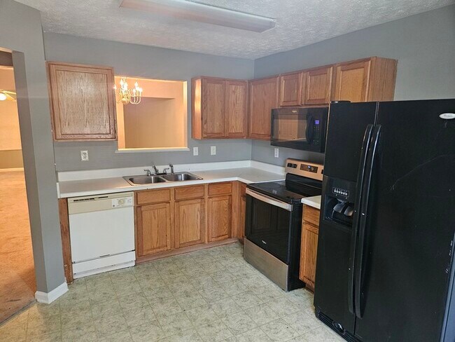 Building Photo - 3Bed 2.5 Town Home