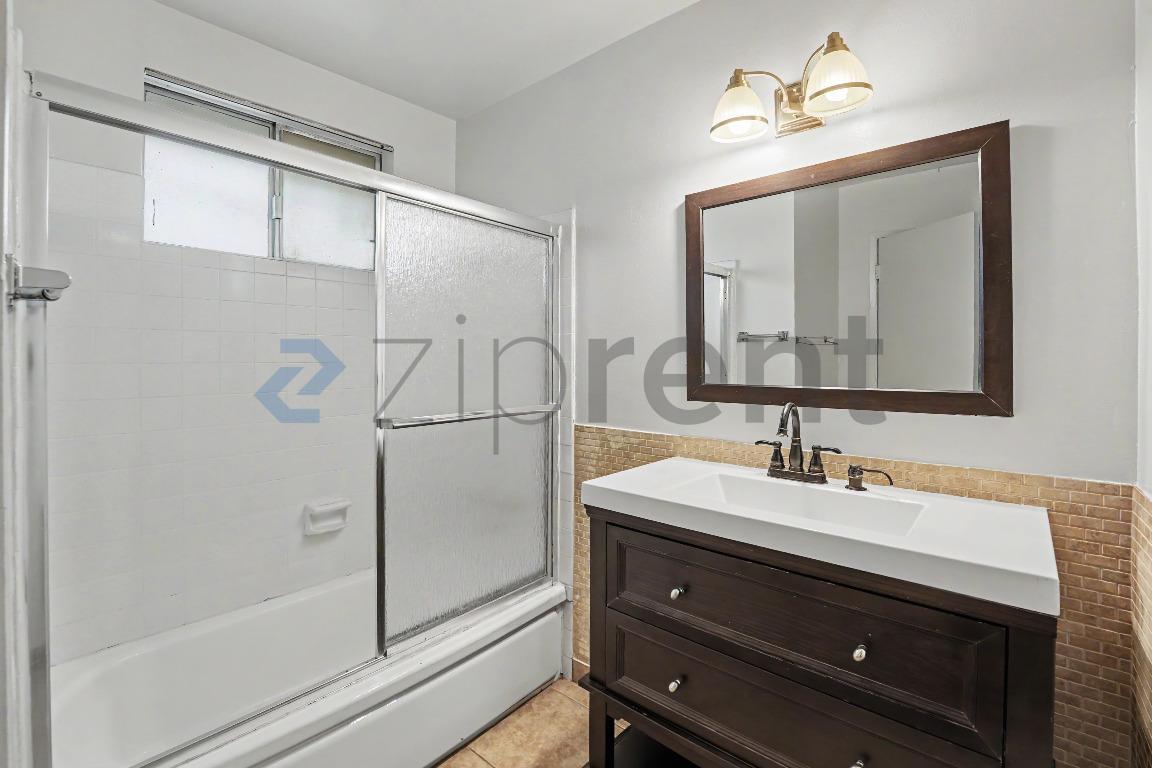 Building Photo - Unit